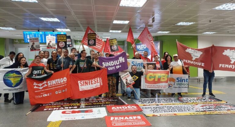 PEC 38: sindicato pressiona parlamentares em aeroporto